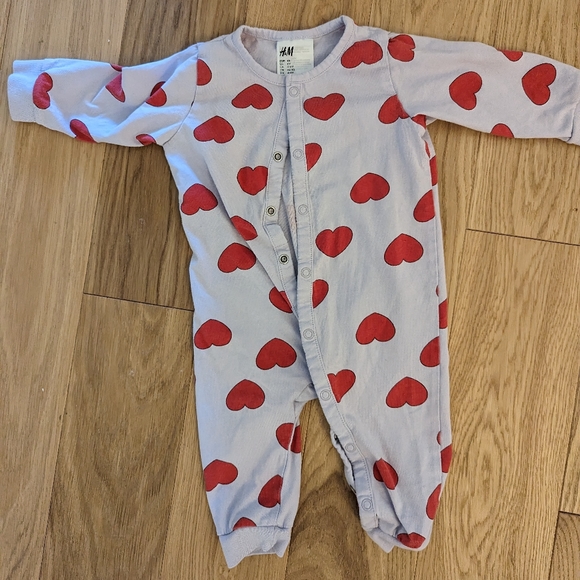 H&M hearts romper (4-6 m) - Picture 1 of 1